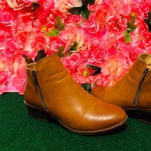 Super cute brown low cut boots